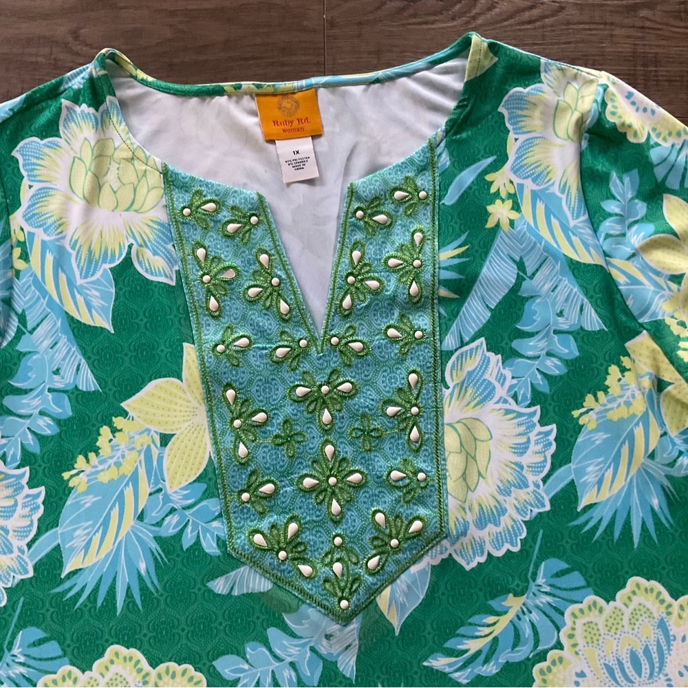 Very nice top, super comfortable spandex blend, sz 18, new too!